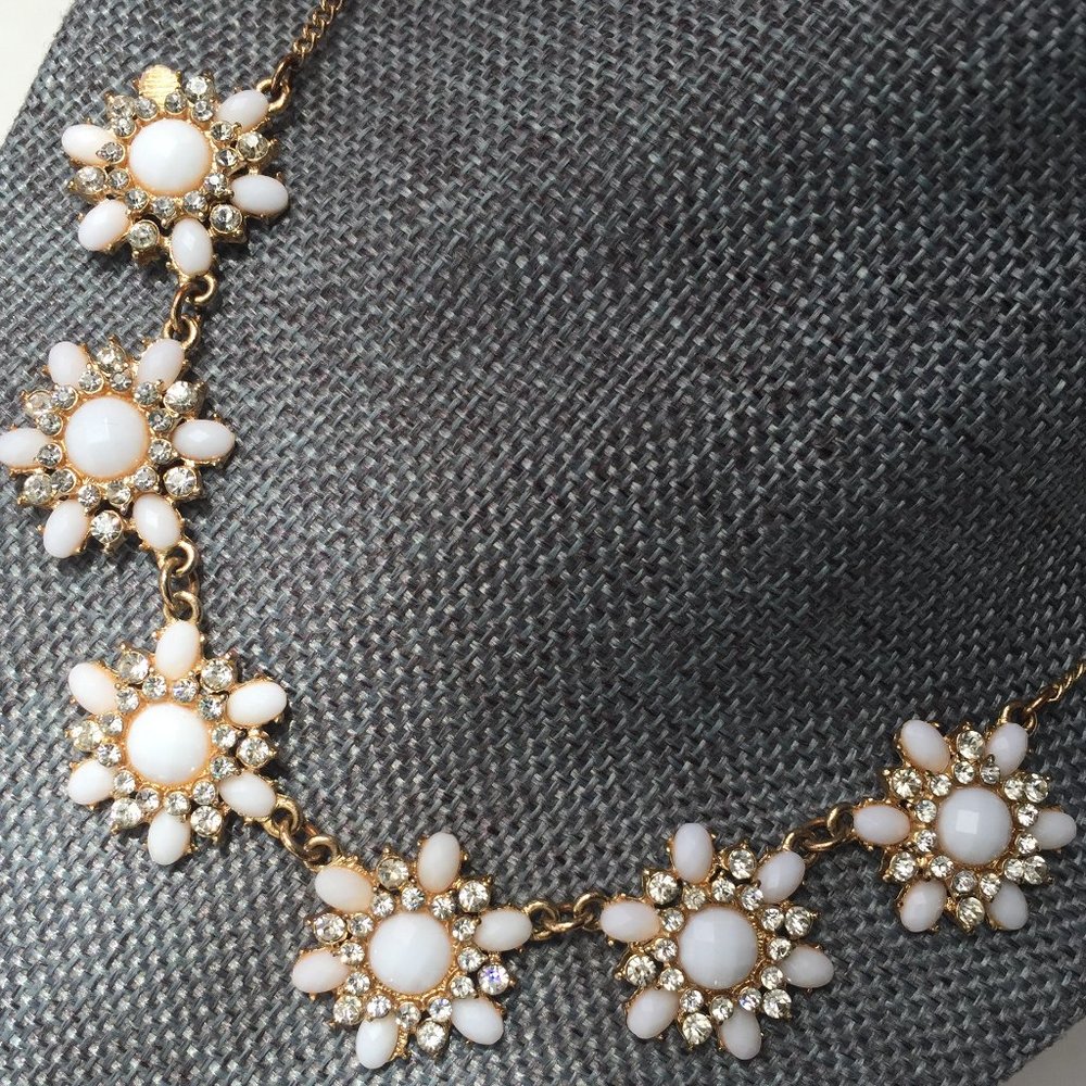 💎⁕💎Goldtone/White/Crystal Statement Necklace⁕💎
